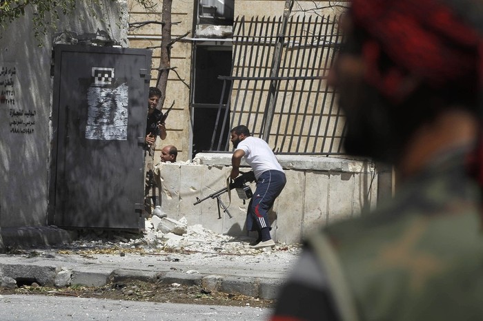 Lực lượng nổi dậy giao tranh với quân chính phủ tại Seif El Dawla, trung tâm thành phố Aleppo, Syria ngày 22/8/2012